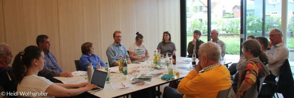 Menschen um einen Tisch herum