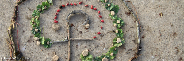 Labyrinth aus Holz, Steinchen, Beeren gelegt