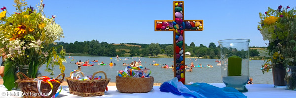 Altar vor Obernzenner See geschmückt mit Kreuz und blumen