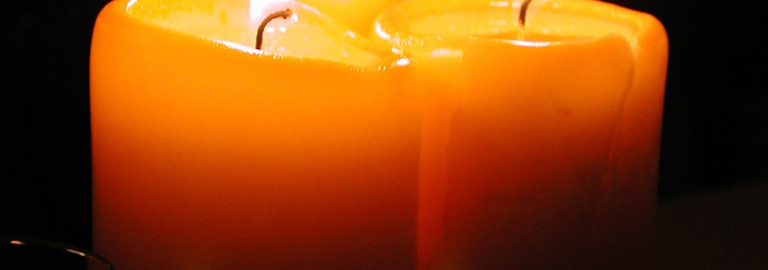 drei brennende Kerzen