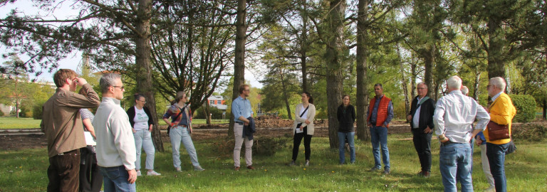 Gruppe vor Baumhain