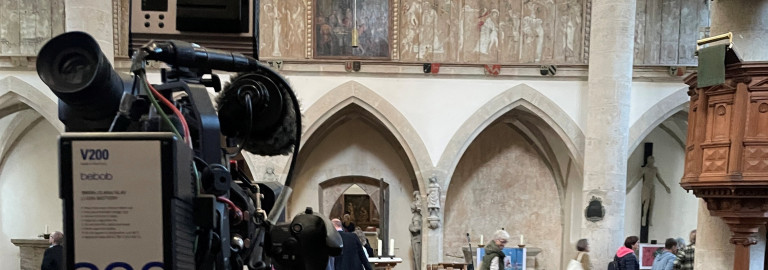 Fernsehkamera vor Kirchenaltarwand