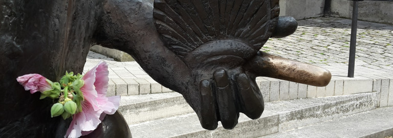 Ausschnitt Hand von Bronzestatue Pilger