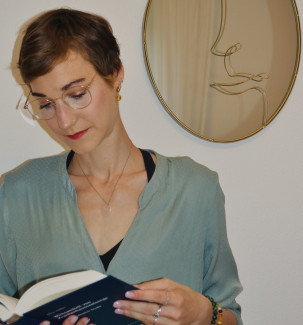 Frau mit Buch in der Hand