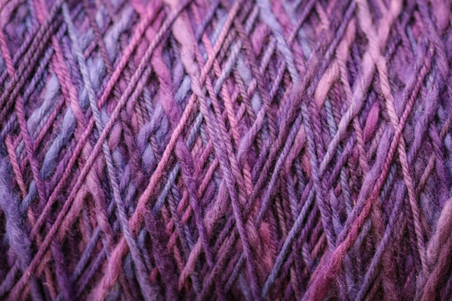 Wollfäden in lila und rosa
