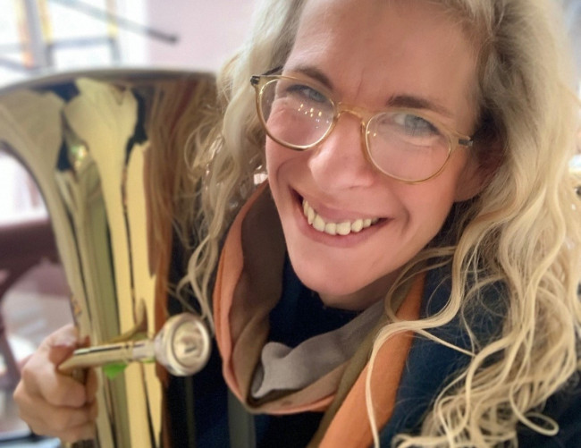 Frau mit Musikinstrument