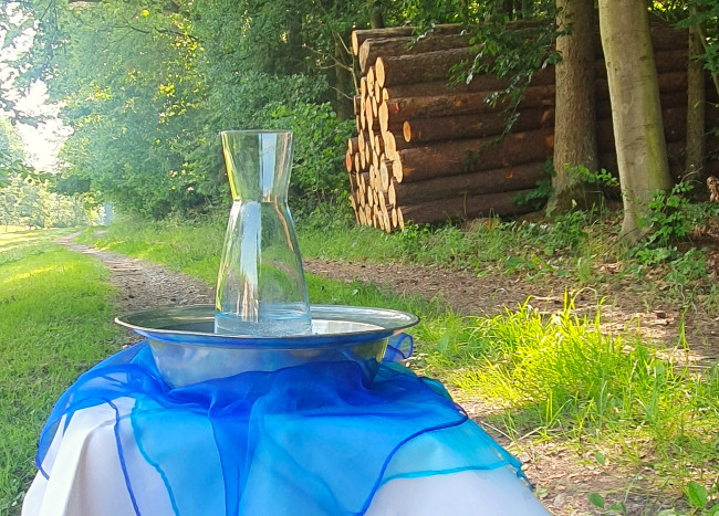 Tauftischchen mit blauer Decke inmitten der Natur