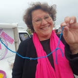 Christine Stradtner mit pinkem Schal und Fruchtgummischnur in der Hand