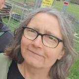 Frau mittleren Alters mit Brille