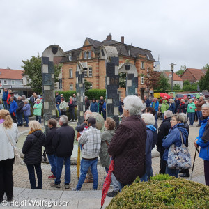 Menschen rund um einen Brunnen versammelt